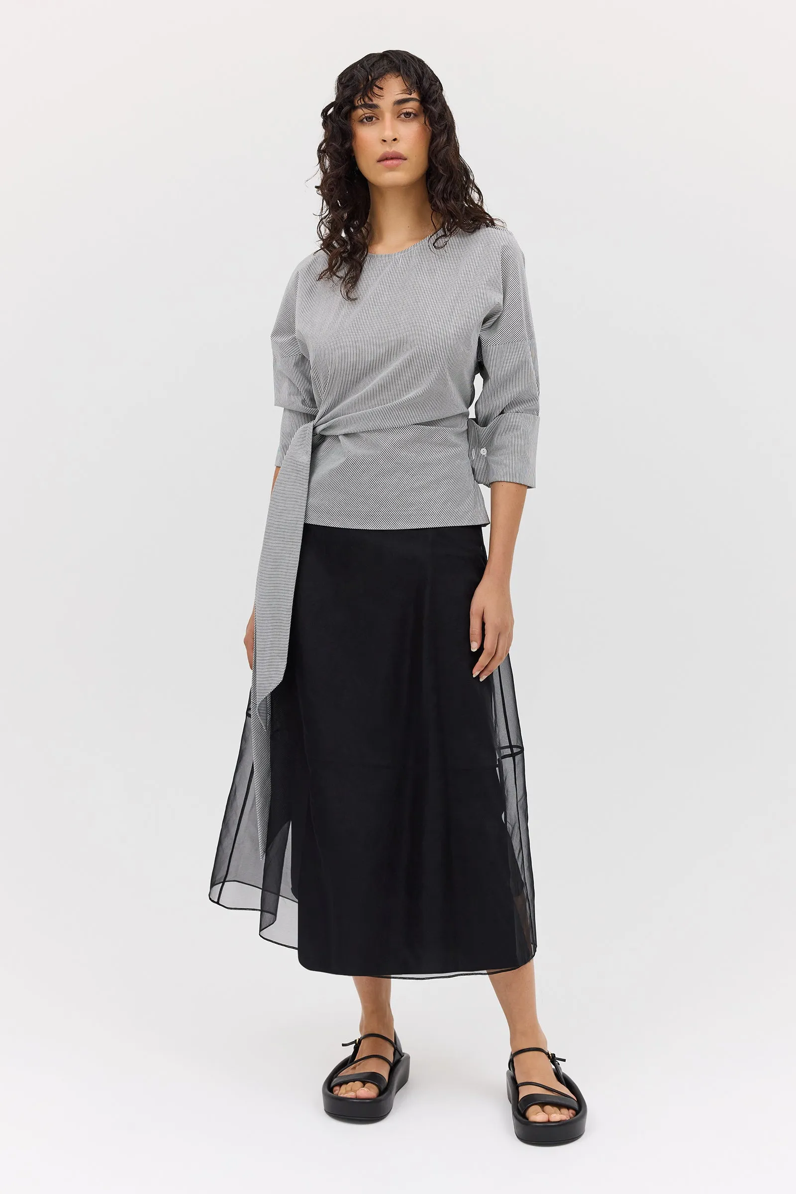 BLACK ORGANZA CURVATURE SKIRT
