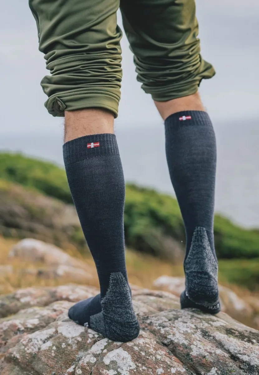 KNEE-HIGH MERINO HIKING SOCKS