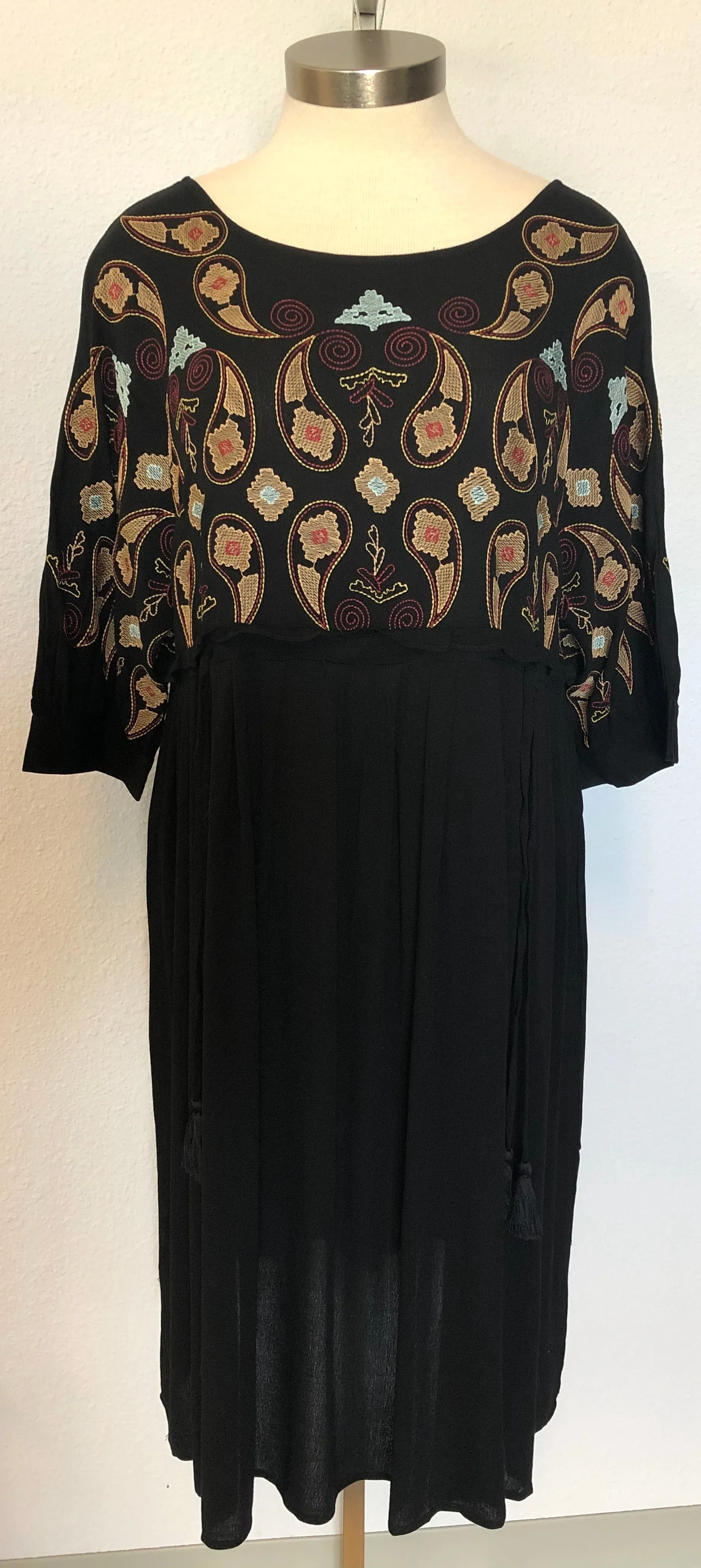 PAISLEY EMBROIDERED MIDI DRESS