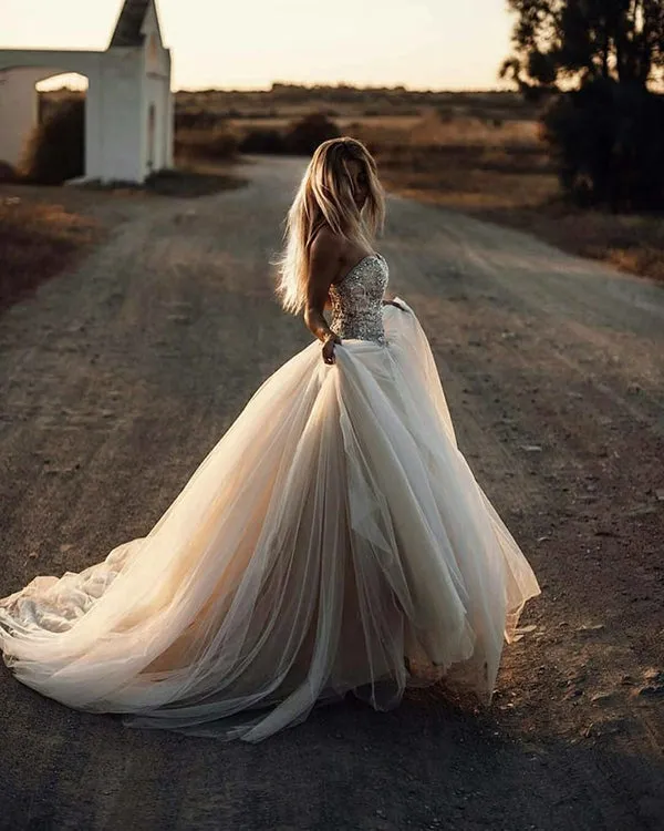 Romantic Wedding Dresses Tulle Skirts Sweetheart Lace Appliques Bodice Backless Wedding Gown