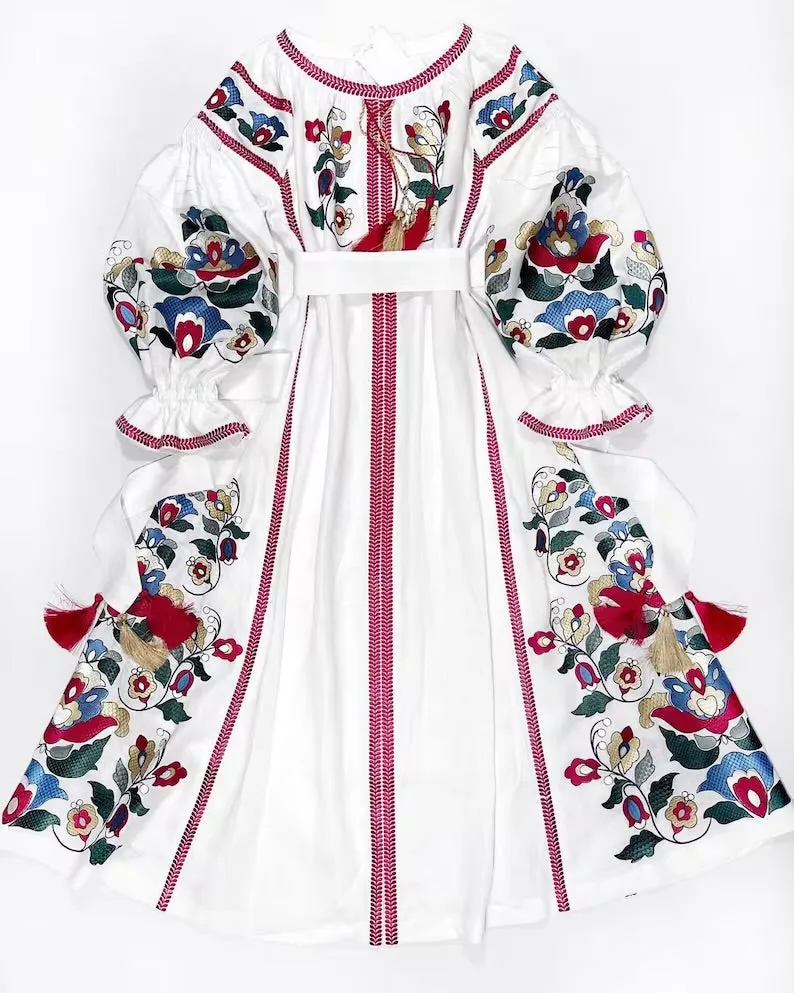 White Kaftan with embroidered flowers